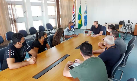 foto02-Prefeito-Edinho-reunido-com-futuros-moradores-da-Vila-dos-Ibiras-11set21-Celso-Luis-Gallo-2048x1222