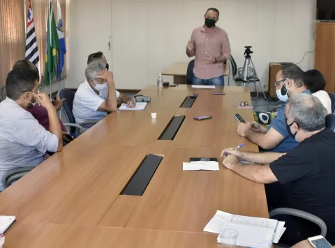 foto03-Prefeito-Edinho-durante-a-agenda-Cafe-com-a-imprensa-7dez21-Tete-Viviani-2048x1517 (1)