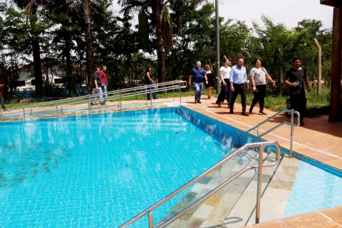 foto01-Prefeito-Edinho-visita-Praca-Inclusiva-do-Parque-do-Pinheirinho-obra-do-Orcamento-Participativo-17mar23-Tete-Viviani-2048x1365