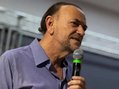 edinho-falando-microfone